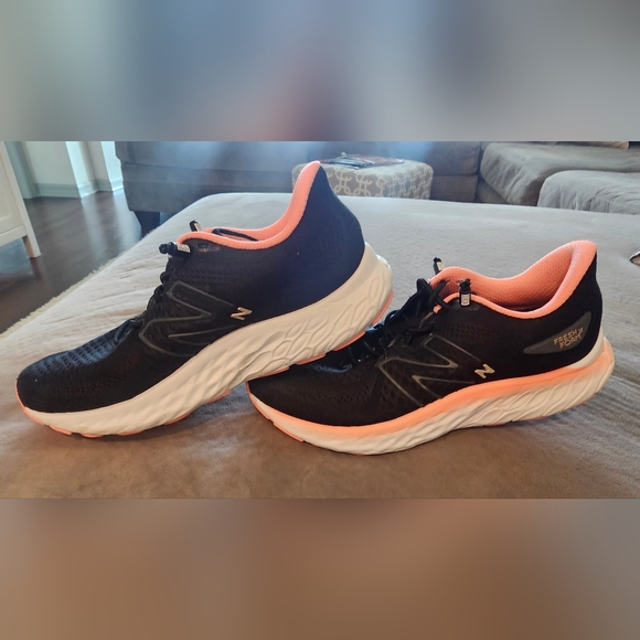 Women's New balance fresh foam tennis shoe - Picture 2 of 4